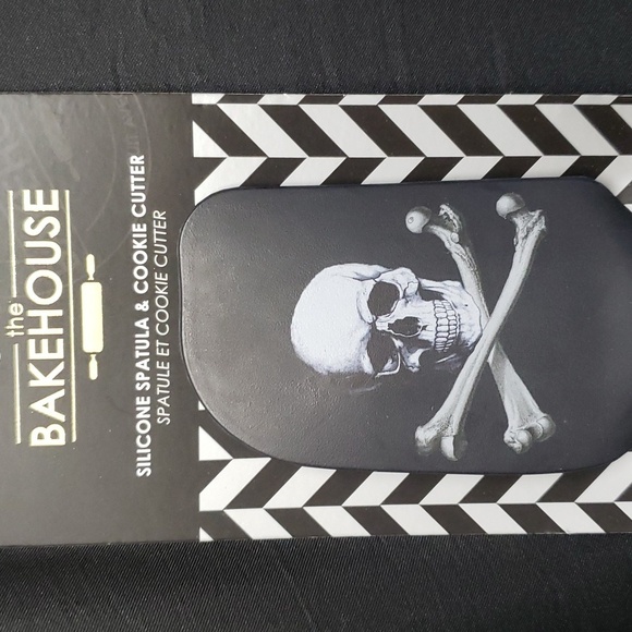 Ciroa "the Bakehouse" Skull and Crossbones Spatula and Cookie Cutter Set - Picture 2 of 5